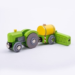 Bigjigs Rail Traktor zelený s vlečkou postřikovač	