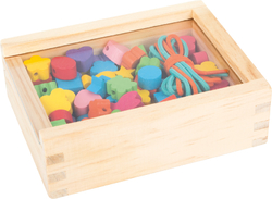 Small Foot Dřevěné navlékací korálky tvary v krabičce